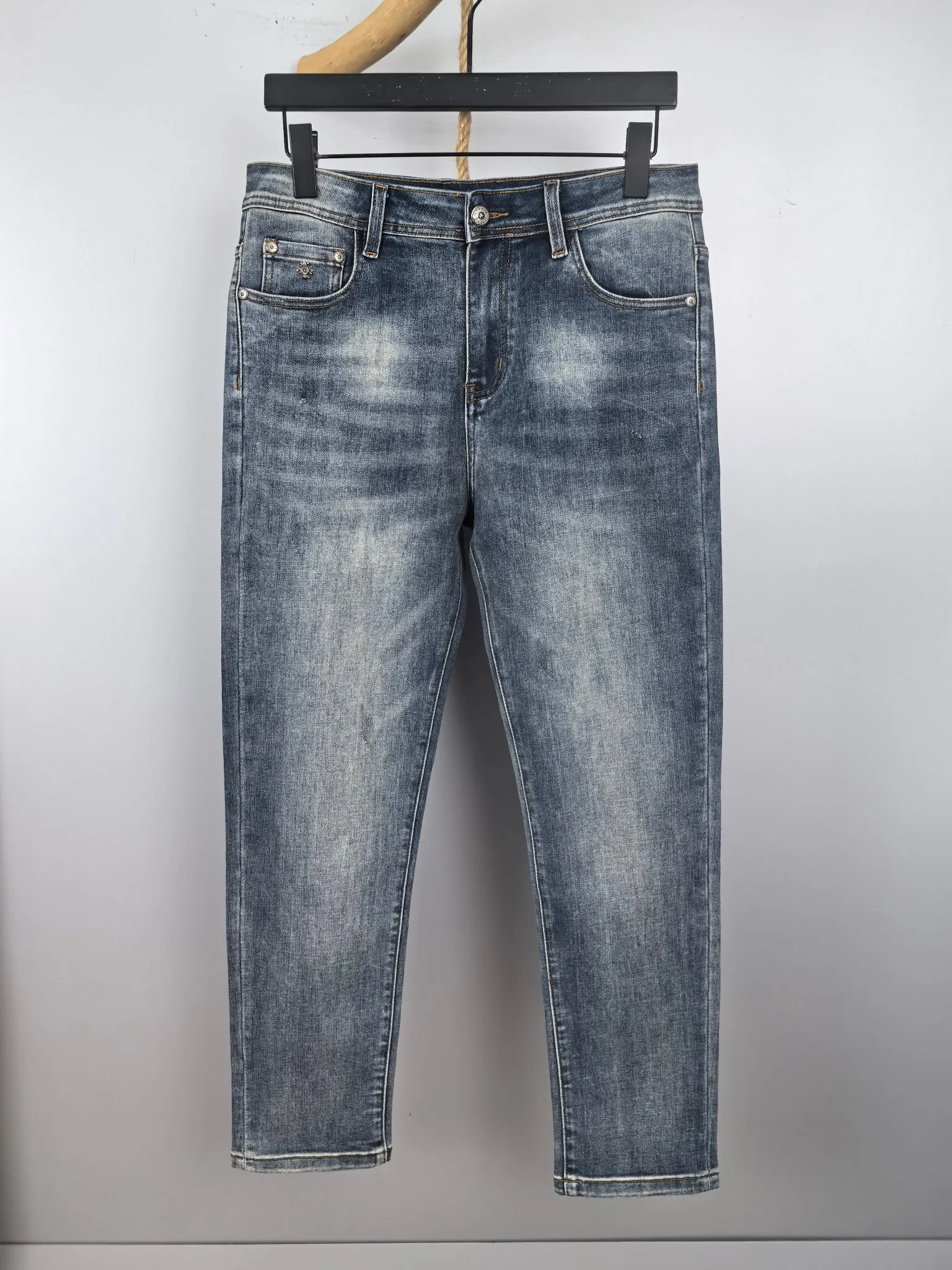 P400 Chrome Hearts men's jeans, official album and poster wear style!  High-grade imported denim raw-color fabrics are supplied to customers, and the pure 13oz ounce corduroy fabrics from Okayama, Japan are specially selected. Heavy-duty environmentally friendly plant enzyme washing process is used. The texture has a light retro color, which is quite beautiful and fits the autumn and winter colors. The fabric is soft and delicate after washing, but has a strong sense of bones and a slight stretch, which provides an excellent comfortable experience. It is not damaged by any technological elements and retains the purest tannin color! The details throughout the body are perfect, exquisite and elegant. The latest leather label on the waist highlights the brand's characteristics. The hardware accessories, leather label and wiring all reflect the craftsmanship! The silhouette is perfectly tailored and has excellent butt lift and slimming effect. It can be easily matched with any top in the wardrobe. It has wide compatibility and is suitable for various daily wear. The upper body is full of shape. It is a must-have trousers for those who are obsessed with quality control and 1V! Size: 28-38 No 35 37